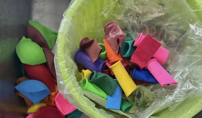 下雨天主人用气球给狗子做了个鞋套，不是…这也太机智啦