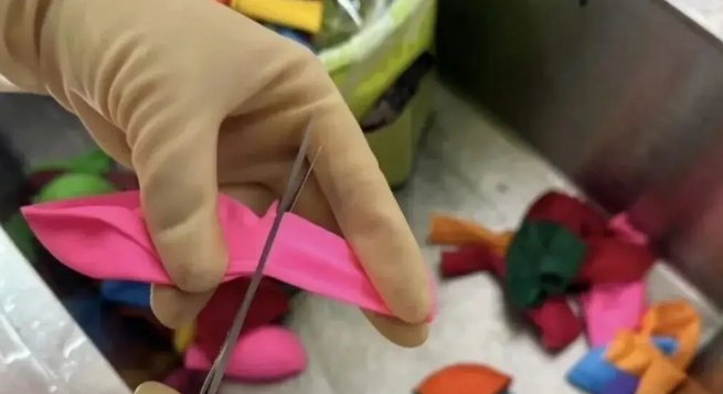 下雨天主人用气球给狗子做了个鞋套，不是…这也太机智啦