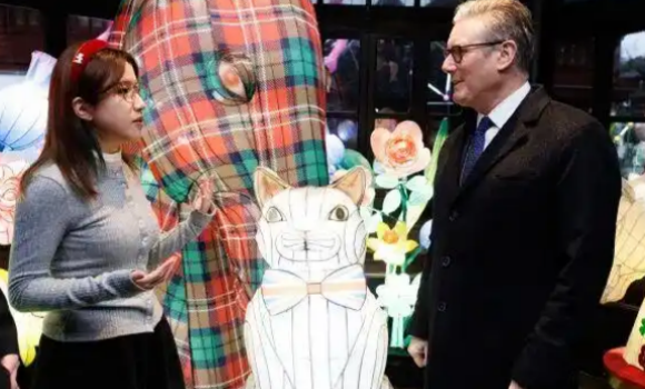 斯塔默上海偶遇捕鼠官：我们得把“拉里”也带回去