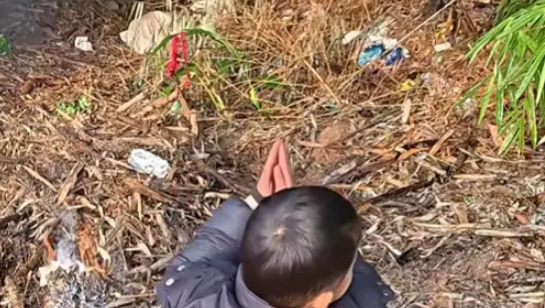 四川一男子家养了16年的老狗走了，男子给了它一个体面的葬礼