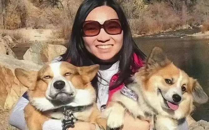 妹子带大金毛去爬雪山，结果…狗：其实你不必干啥都带上我