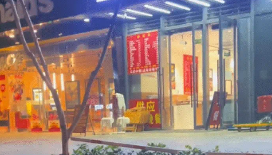 男子好心给路边啃竹签的狗子买火腿肠，结果狗子主人是饭店老板