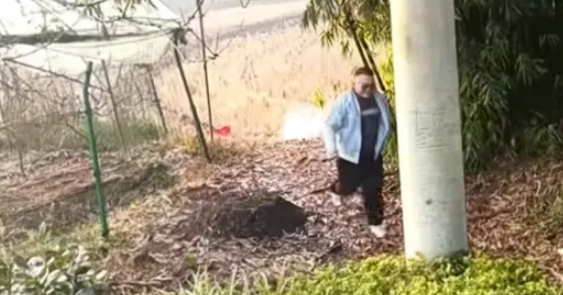 四川一男子家养了16年的老狗走了，男子给了它一个体面的葬礼