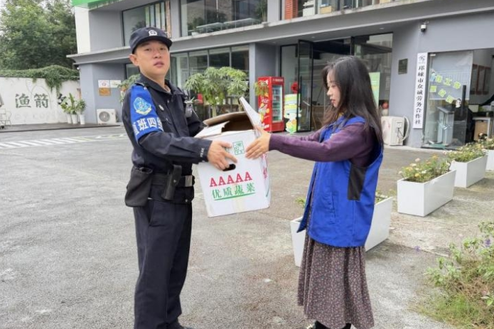 院子里来了“不速之客”白颈乌鸦
