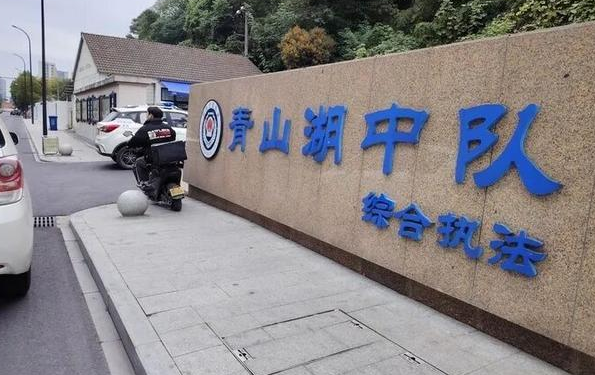 柯基犬主人持酒瓶暴打马犬事件进展：当事人被拘