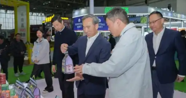 贸促会会长莅临心粮京宠展展位 共促国产宠物产业高质量出海