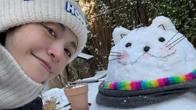 姚晨母子堆雪人，儿子越来越帅，别墅院里全是给流浪猫搭的窝