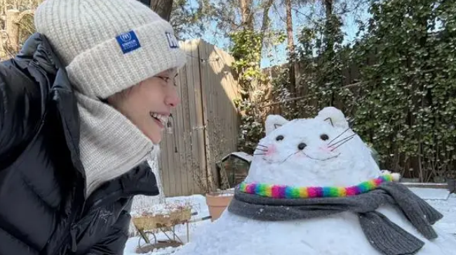 姚晨母子堆雪人，儿子越来越帅，别墅院里全是给流浪猫搭的窝