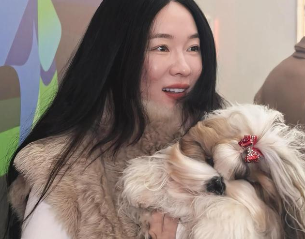 偶遇杜江夫妇参加犬展，霍思燕穿皮草贵气十足