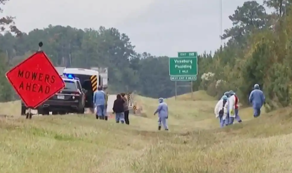 一辆载有实验猴的卡车发生侧翻事故，目前仍有3只猴子在逃