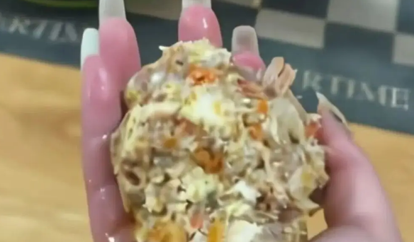 狗干饭时，居然分了四口给铲屎官，狗子：咱大大方方的