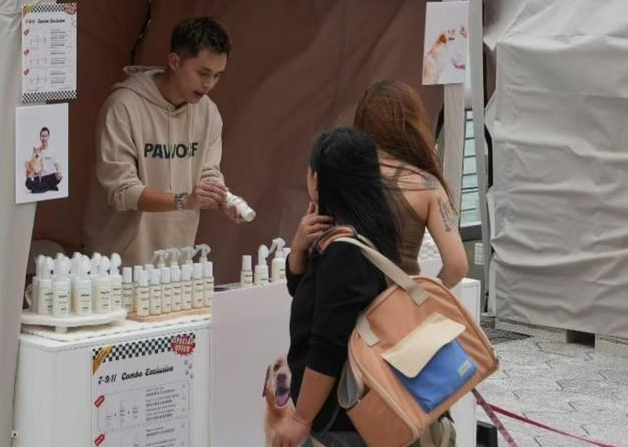 TVB小生与女友创宠物品牌！接地气更亲自摆摊