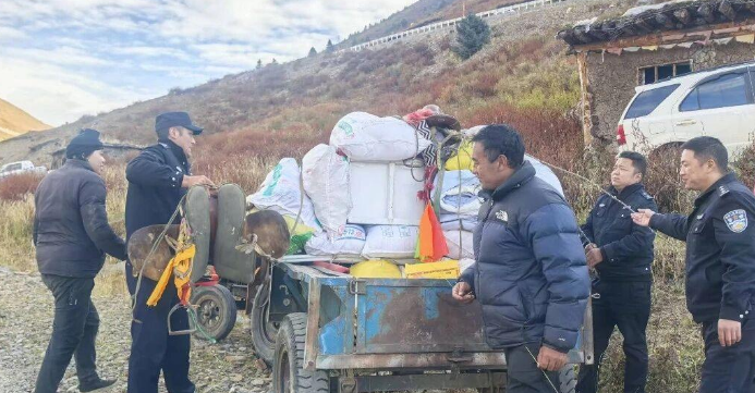 5000余头牦牛“组团”迁徙 德格公安护航牧民转场