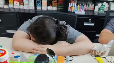 男子看到猫咪学主人趴在桌子上睡觉。网友：人教版