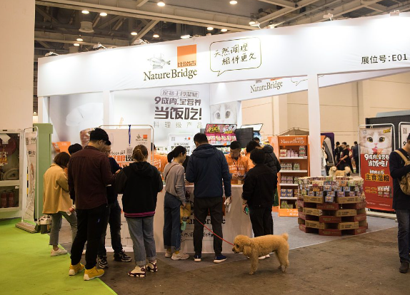 亚宠展惊现“左青龙右白虎”文身犬，还戴着金链子！