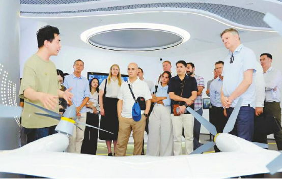 打卡大熊猫繁育研究基地，多国驻华使节深度感受蓉城活力