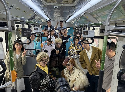 看熊猫从路上开始 成都上线全国首条沉浸式音乐剧主题巴士