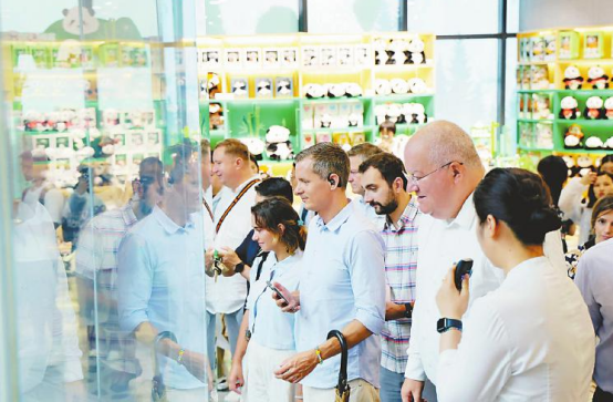 打卡大熊猫繁育研究基地，多国驻华使节深度感受蓉城活力