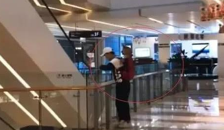 老爷爷背柴犬出门引起路上注意，狗狗发现有人在拍它时露出笑容