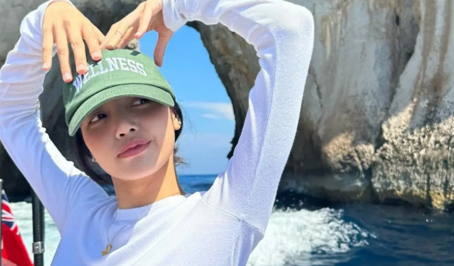 瘦的肋骨清晰可见的Lisa蹲地喂流浪猫！