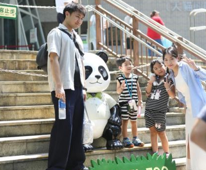 台湾“粉丝”为大熊猫“圆圆”庆祝21岁生日