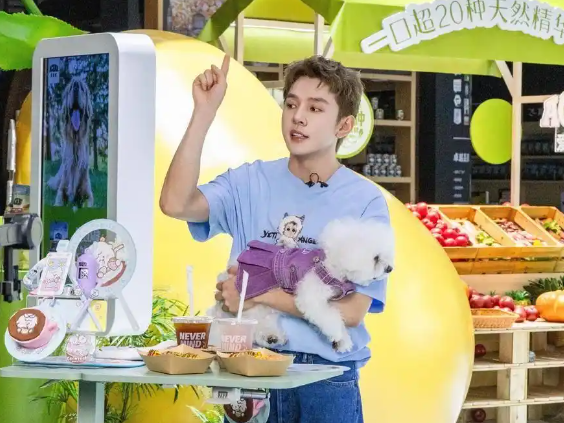 宠物经济升温！李佳琦“云探”亚宠展