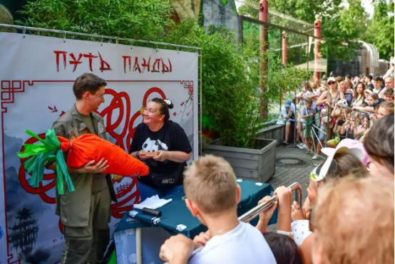 “丁丁”“如意”庆生 莫斯科动物园开启“熊猫周”