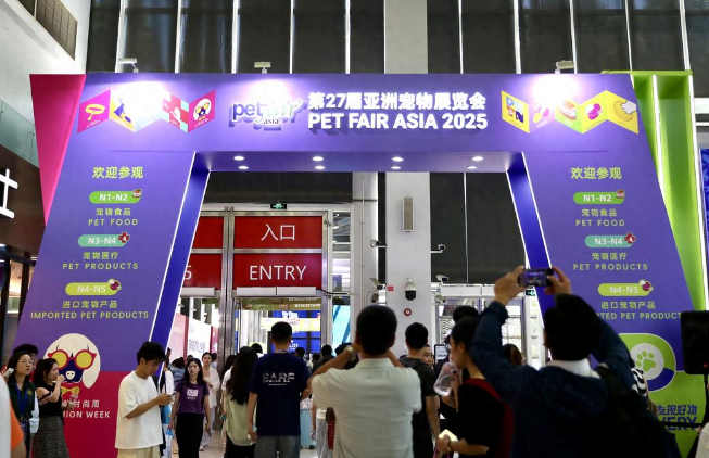开幕首日现场直击！从猫砂狗垫到鲜食冻干，亚宠展串联宠物经济全产业链