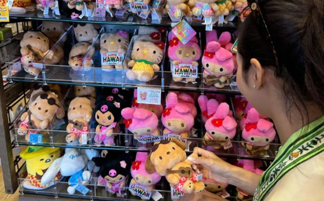 瘦的肋骨清晰可见的Lisa蹲地喂流浪猫！