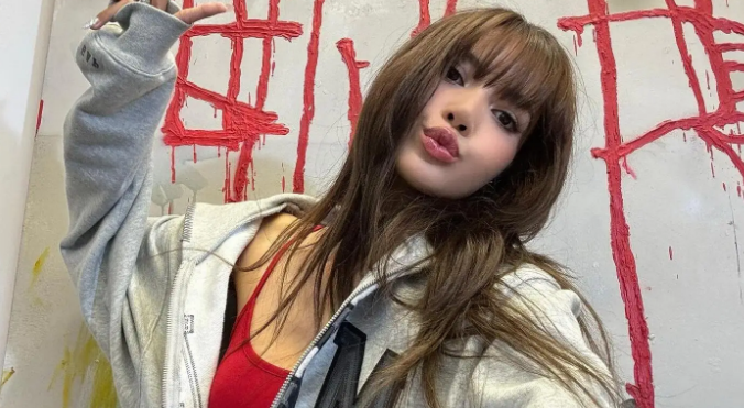 瘦的肋骨清晰可见的Lisa蹲地喂流浪猫！