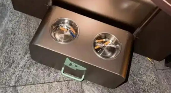 西安一商场被指宠物水碗成“烟灰缸”？回应：属大型商超不允许宠物入内，将了解情况