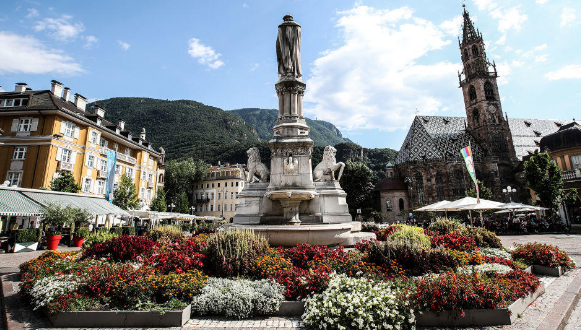 不堪过度旅游 意大利小镇对到访狗征税