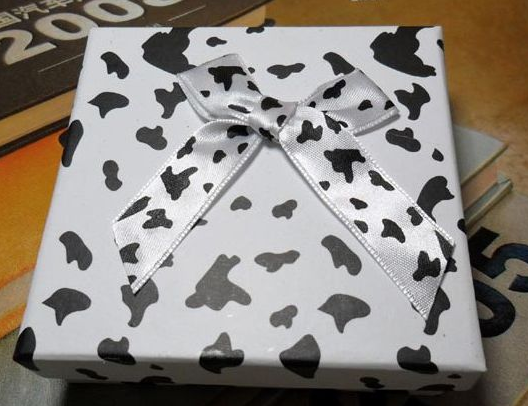 女子怀疑男友出轨，分手时泰迪却无意叼出了男友准备好的婚戒 