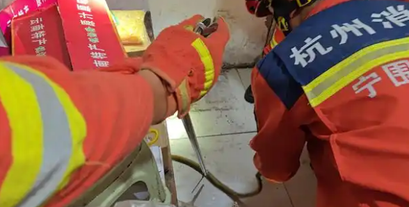 超市杂物间惊现大蛇，消防员清晨火速“抓捕”