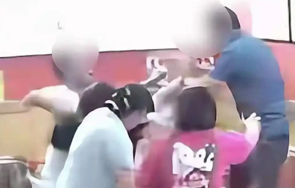 带狗进店还打人？南京一顾客因宠物纠纷与店家起冲突