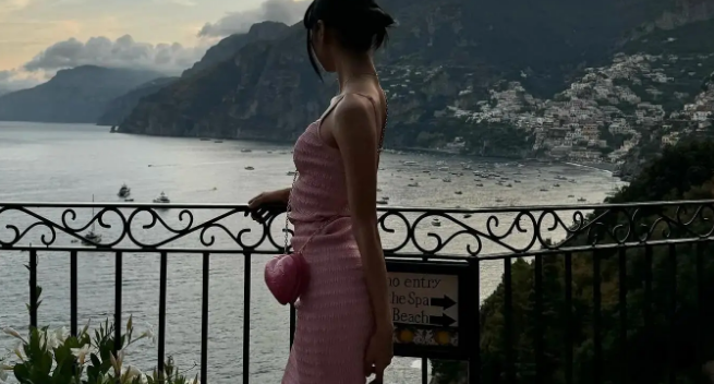 瘦的肋骨清晰可见的Lisa蹲地喂流浪猫！