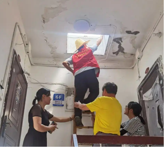 宁波一小区楼上爬满了毛毛虫！居民：打了药也没用！