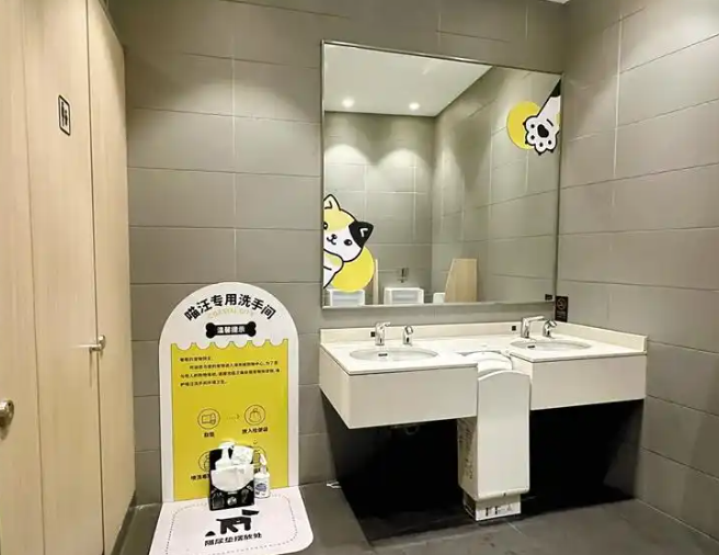 配置拾便袋擦手纸 方便毛孩子解决“内急”“宠物公厕”现身商场社区