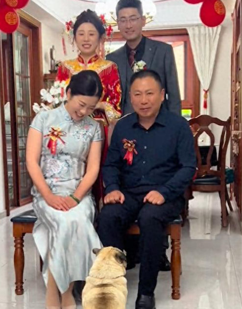 给新人拍全家福时，狗狗也跑过来！