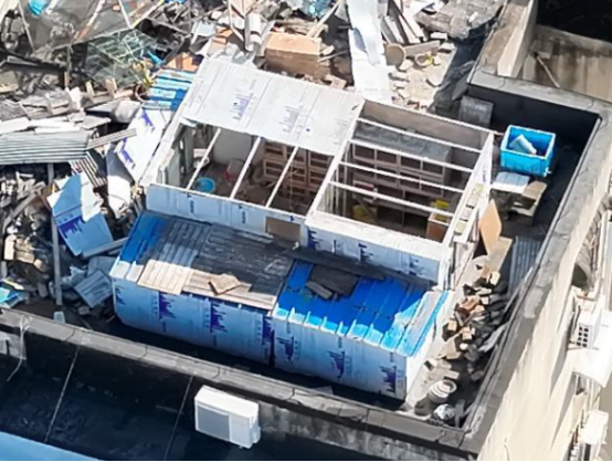 普陀城管高温下“硬核”拆除“顶楼鸽棚”