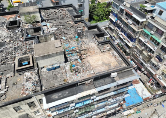 普陀城管高温下“硬核”拆除“顶楼鸽棚”