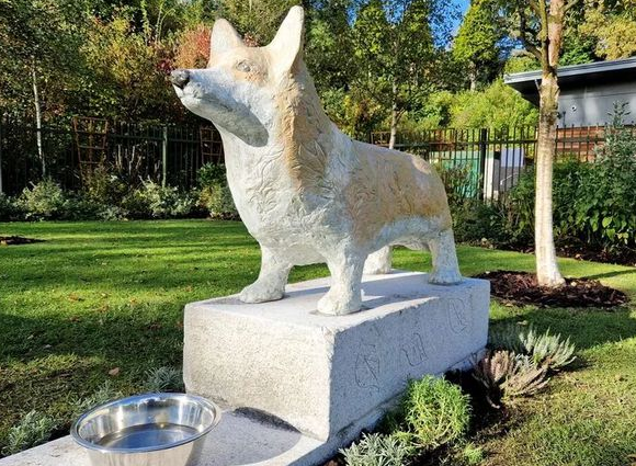 英国一地花32万建两座狗雕像，被居民质疑，这真的有意义吗