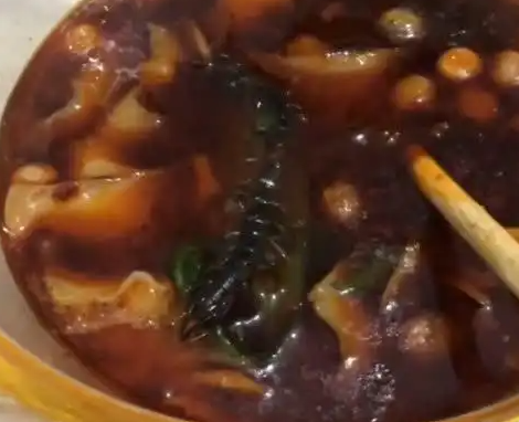 湖南岳阳：外卖惊现蜈蚣，商家与消费者各执一词