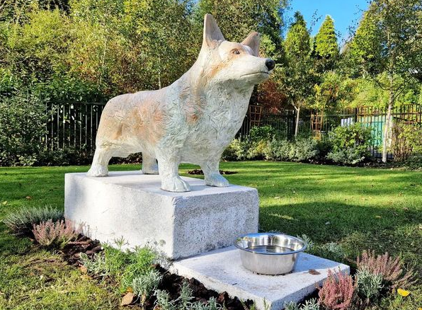 英国一地花32万建两座狗雕像，被居民质疑，这真的有意义吗