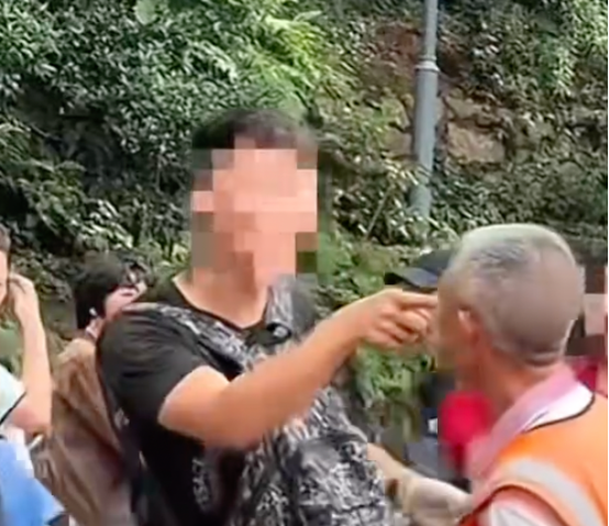 贵阳一景区保安大爷用弹弓赶猴子，被自称南京游客指着骂