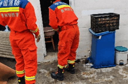 贵州一农村厕所惊现1米长眼镜蛇，被抓捕时“嘶嘶”威胁