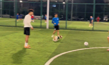 狗子会截球，还会把足球往球门里踢。网友：足球小狗，太强了