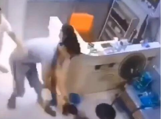 宠物医院回应 “工作人员摔打小狗致骨折”：全力配合宠主处理