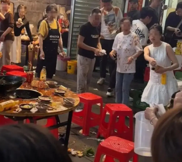 掉进火锅的小猫已离世！店主做法被点赞 