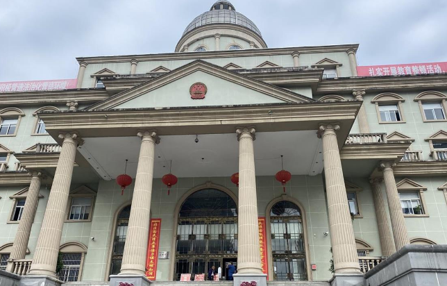 驾车撞上未拴绳宠物狗后逃逸，司机被判承担30%责任